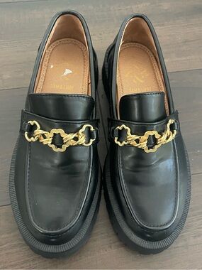 NWOT Sam & Libby Black Chunky Lug Sole Loafers w/ Gold Chain.  Size 6